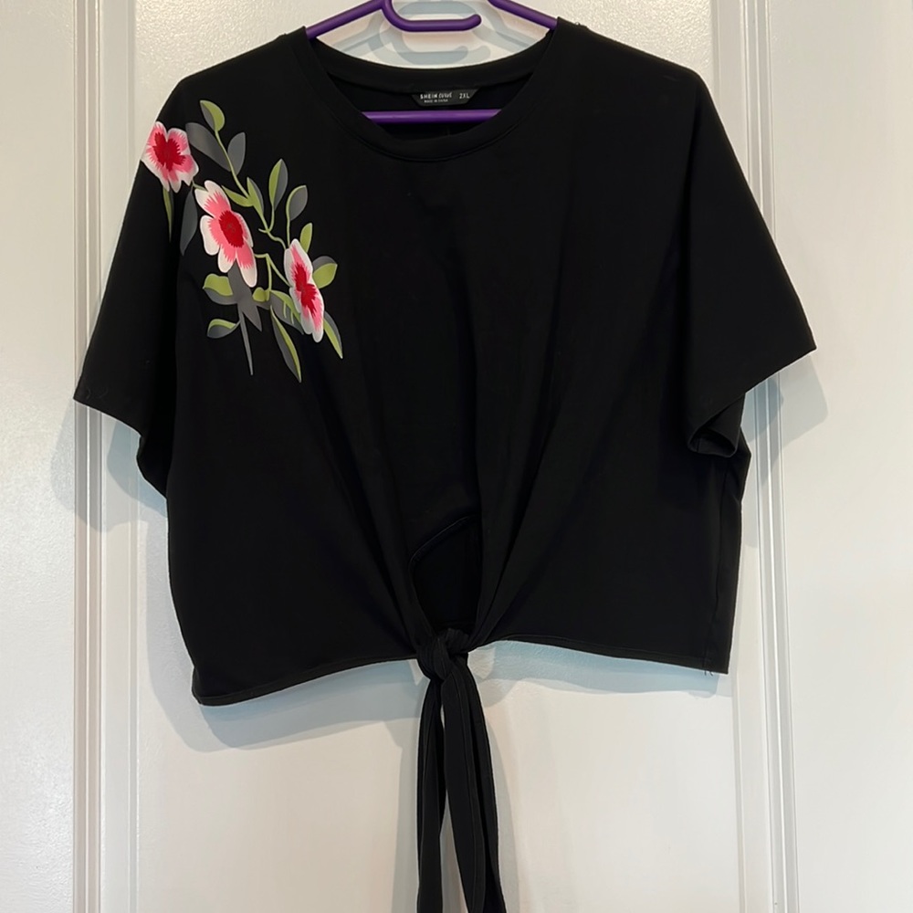 SOLD. Sz 2X Black/ Floral tied SHEIN Curve Crop Top